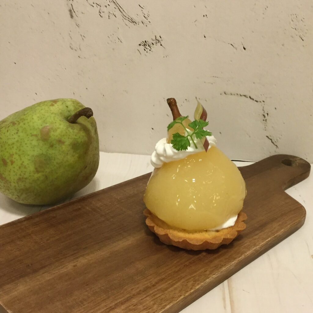 丸ごと洋梨のタルト